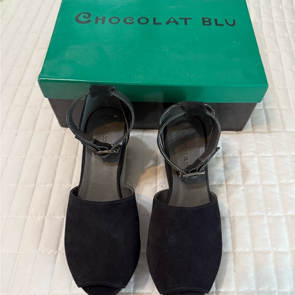Chocolat Blu Women's Black Ankle Strap Sandals